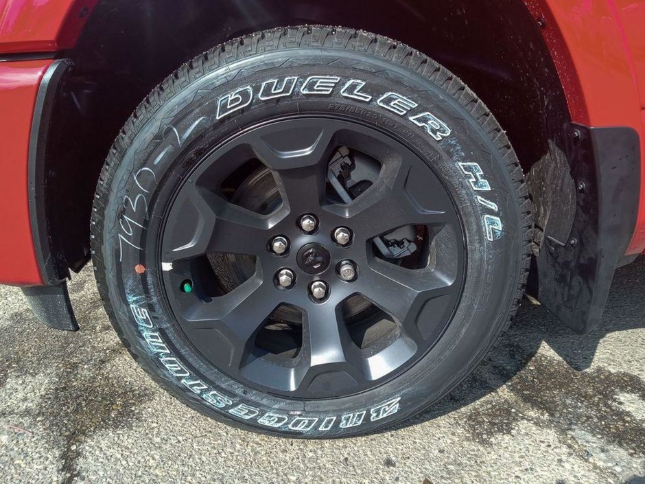 2025 Ram 1500 BIG HORN NIGHT EDITION IN FLAME RED EQUIPPED WITH A 3.0L TWIN TURBO I6 , 4X4 , 8SPD AUTO , PANO SUNROOF , TONNEAU COVER , BIG HO-5