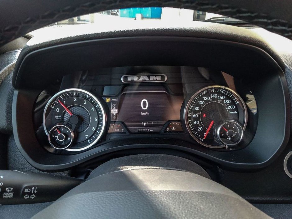 2025 Ram 1500 BIG HORN NIGHT EDITION IN FLAME RED EQUIPPED WITH A 3.0L TWIN TURBO I6 , 4X4 , 8SPD AUTO , PANO SUNROOF , TONNEAU COVER , BIG HO-13