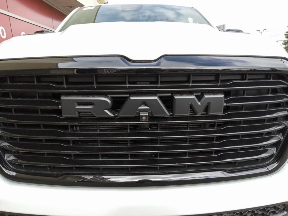 2025 Ram 1500 LARAMIE IN BRIGHT WHITE EUQIPPED WITH A 3.0L TWIN TUBRO I6 , 4X4 , 8SPD AUTO , HANDS FREE DRIVING ASSIST , AIR SUSPENSION , 125L-8