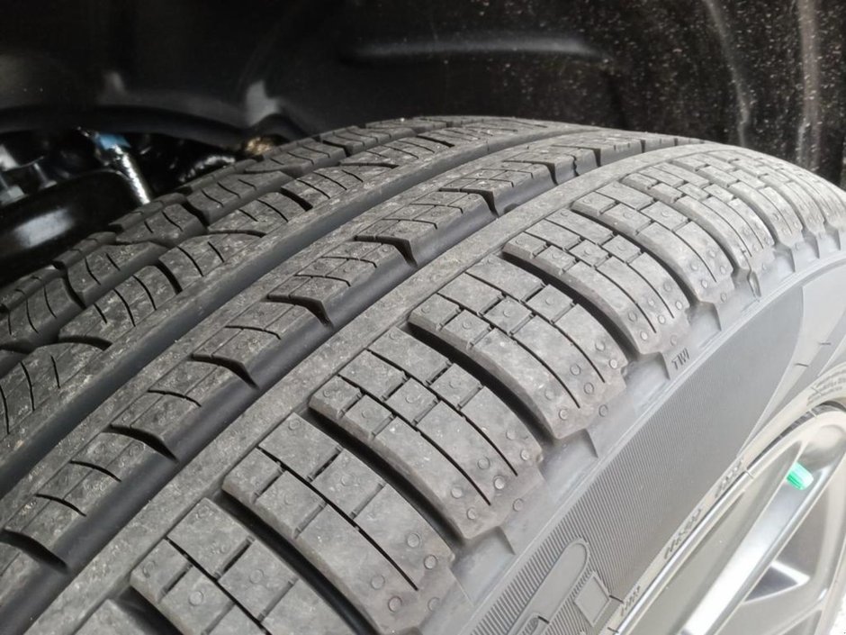 2025 Ram 1500 LARAMIE IN BRIGHT WHITE EUQIPPED WITH A 3.0L TWIN TUBRO I6 , 4X4 , 8SPD AUTO , HANDS FREE DRIVING ASSIST , AIR SUSPENSION , 125L-6