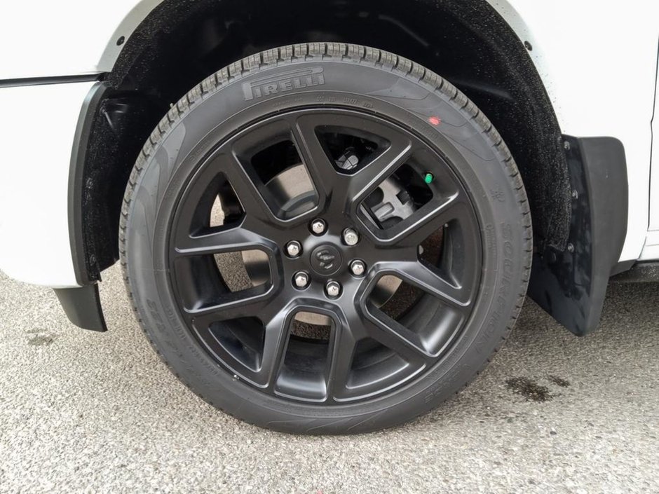 2025 Ram 1500 LARAMIE IN BRIGHT WHITE EUQIPPED WITH A 3.0L TWIN TUBRO I6 , 4X4 , 8SPD AUTO , HANDS FREE DRIVING ASSIST , AIR SUSPENSION , 125L-5