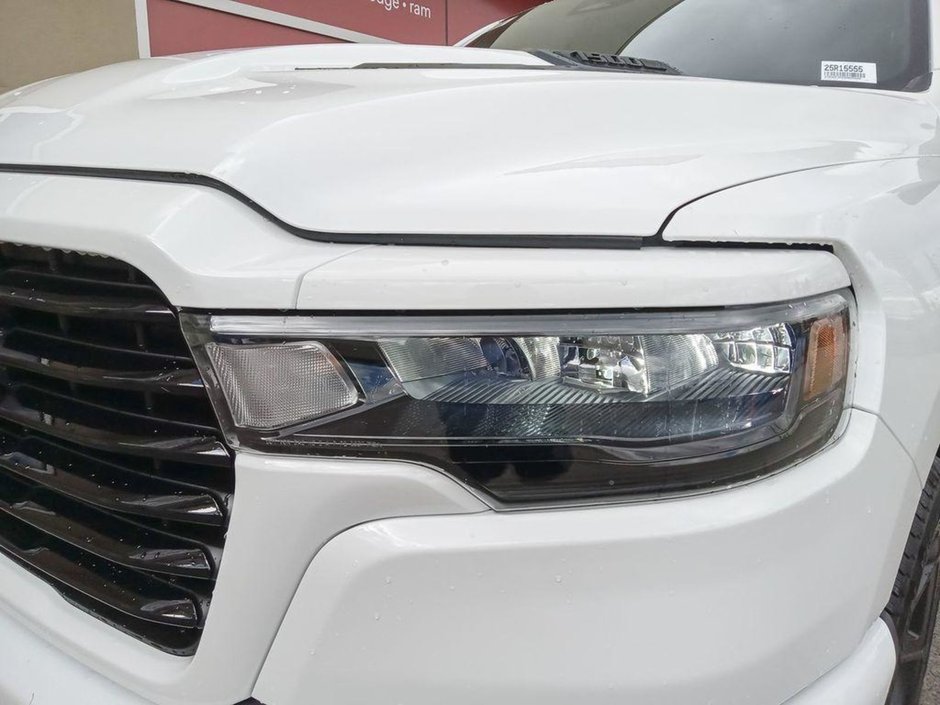 2025 Ram 1500 SPORT IN BRIGHT WHITE EQUIPPED WITH A 3.0L TWIN TURBO HURRICANE I6 , 4X4 , 8SPD AUTO , SPORT HOOD , PANORAMIC SUNROOF , 22INCH A-7