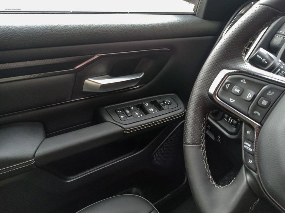 2025 Ram 1500 SPORT IN BRIGHT WHITE EQUIPPED WITH A 3.0L TWIN TURBO HURRICANE I6 , 4X4 , 8SPD AUTO , SPORT HOOD , PANORAMIC SUNROOF , 22INCH A-15