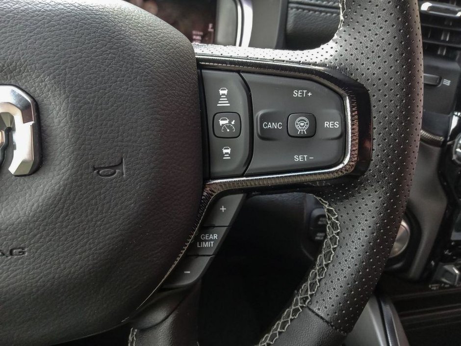 2025 Ram 1500 SPORT IN BRIGHT WHITE EQUIPPED WITH A 3.0L TWIN TURBO HURRICANE I6 , 4X4 , 8SPD AUTO , SPORT HOOD , PANORAMIC SUNROOF , 22INCH A-14