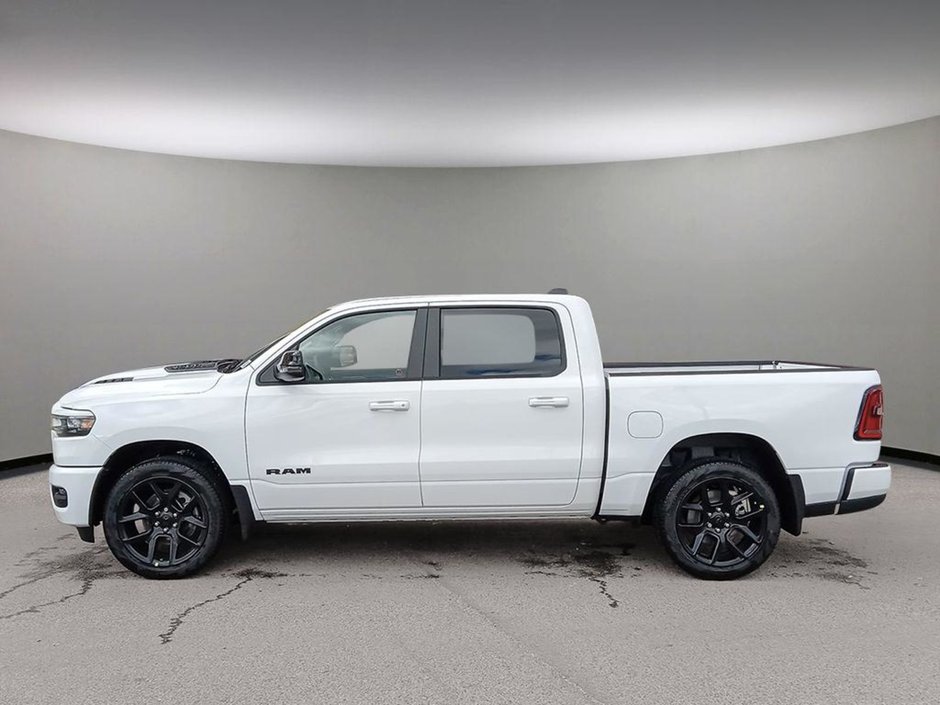 2025 Ram 1500 SPORT IN BRIGHT WHITE EQUIPPED WITH A 3.0L TWIN TURBO HURRICANE I6 , 4X4 , 8SPD AUTO , SPORT HOOD , PANORAMIC SUNROOF , 22INCH A-2