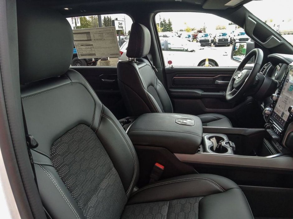 2025 Ram 1500 SPORT IN BRIGHT WHITE EQUIPPED WITH A 3.0L TWIN TURBO HURRICANE I6 , 4X4 , 8SPD AUTO , SPORT HOOD , PANORAMIC SUNROOF , 22INCH A-20