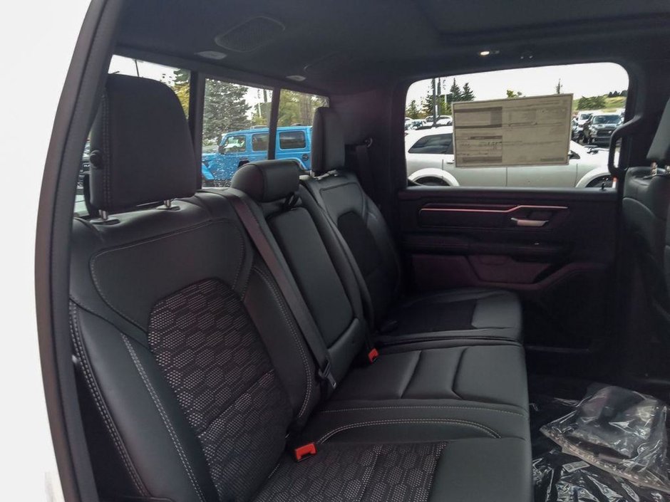 2025 Ram 1500 SPORT IN BRIGHT WHITE EQUIPPED WITH A 3.0L TWIN TURBO HURRICANE I6 , 4X4 , 8SPD AUTO , SPORT HOOD , PANORAMIC SUNROOF , 22INCH A-21