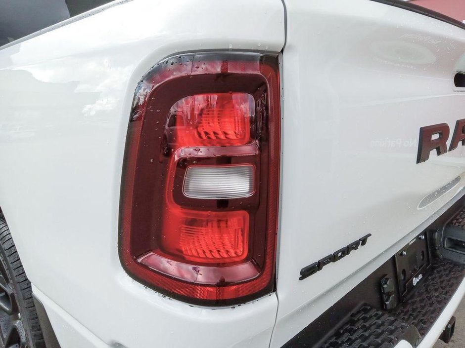 2025 Ram 1500 SPORT IN BRIGHT WHITE EQUIPPED WITH A 3.0L TWIN TURBO HURRICANE I6 , 4X4 , 8SPD AUTO , SPORT HOOD , PANORAMIC SUNROOF , 22INCH A-10