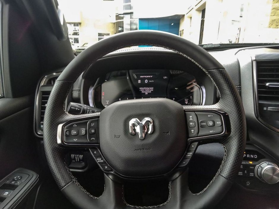 2025 Ram 1500 SPORT IN BRIGHT WHITE EQUIPPED WITH A 3.0L TWIN TURBO HURRICANE I6 , 4X4 , 8SPD AUTO , SPORT HOOD , PANORAMIC SUNROOF , 22INCH A-12