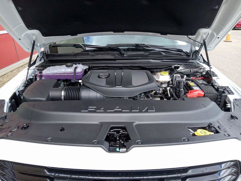 2025 Ram 1500 SPORT IN BRIGHT WHITE EQUIPPED WITH A 3.0L TWIN TURBO HURRICANE I6 , 4X4 , 8SPD AUTO , SPORT HOOD , PANORAMIC SUNROOF , 22INCH A-9