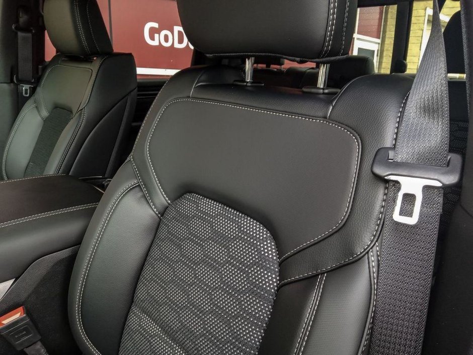 2025 Ram 1500 SPORT IN BRIGHT WHITE EQUIPPED WITH A 3.0L TWIN TURBO HURRICANE I6 , 4X4 , 8SPD AUTO , SPORT HOOD , PANORAMIC SUNROOF , 22INCH A-18