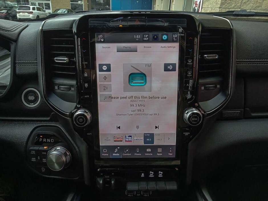 2025 Ram 1500 SPORT IN BRIGHT WHITE EQUIPPED WITH A 3.0L TWIN TURBO HURRICANE I6 , 4X4 , 8SPD AUTO , SPORT HOOD , PANORAMIC SUNROOF , 22INCH A-17