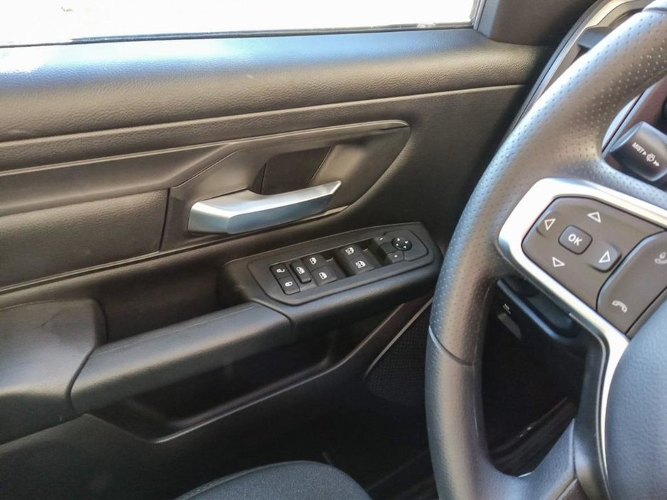 2025 Ram 1500 WARLOCK IN BRIGHT WHITE EQUIPPED WITH A 3.0L TWIN TURBO HURRICANE I6 , 4X4 , 8SPD AUTO , E-LOCKER REAR AXLE , BACKUP CAM , PERF-15