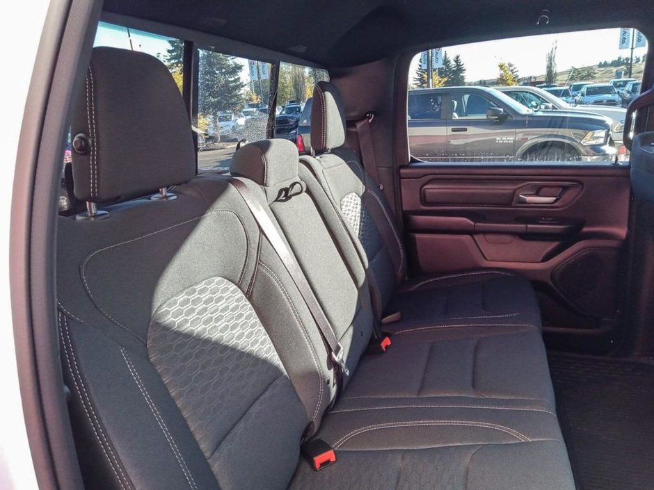 2025 Ram 1500 WARLOCK IN BRIGHT WHITE EQUIPPED WITH A 3.0L TWIN TURBO HURRICANE I6 , 4X4 , 8SPD AUTO , E-LOCKER REAR AXLE , BACKUP CAM , PERF-21