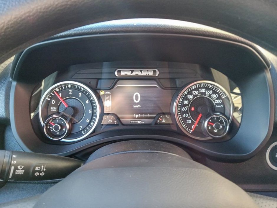 2025 Ram 1500 WARLOCK IN BRIGHT WHITE EQUIPPED WITH A 3.0L TWIN TURBO HURRICANE I6 , 4X4 , 8SPD AUTO , E-LOCKER REAR AXLE , BACKUP CAM , PERF-13