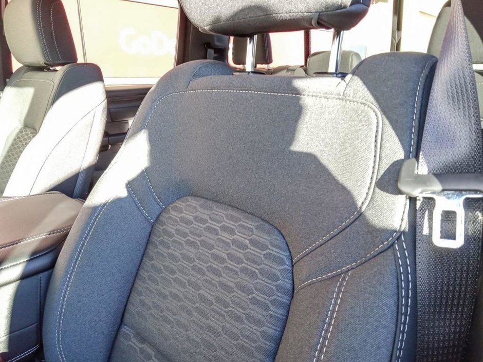 2025 Ram 1500 WARLOCK IN BRIGHT WHITE EQUIPPED WITH A 3.0L TWIN TURBO HURRICANE I6 , 4X4 , 8SPD AUTO , E-LOCKER REAR AXLE , BACKUP CAM , PERF-18