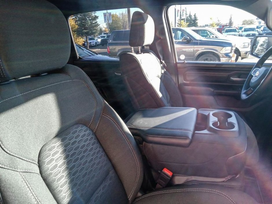 2025 Ram 1500 WARLOCK IN BRIGHT WHITE EQUIPPED WITH A 3.0L TWIN TURBO HURRICANE I6 , 4X4 , 8SPD AUTO , E-LOCKER REAR AXLE , BACKUP CAM , PERF-20