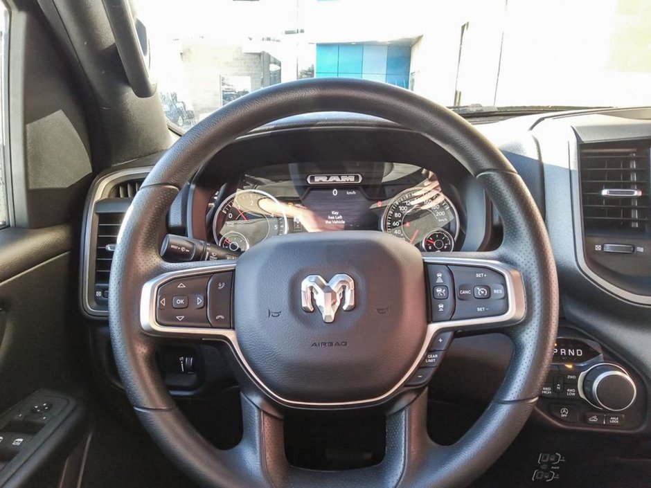 2025 Ram 1500 WARLOCK IN BRIGHT WHITE EQUIPPED WITH A 3.0L TWIN TURBO HURRICANE I6 , 4X4 , 8SPD AUTO , E-LOCKER REAR AXLE , BACKUP CAM , PERF-12