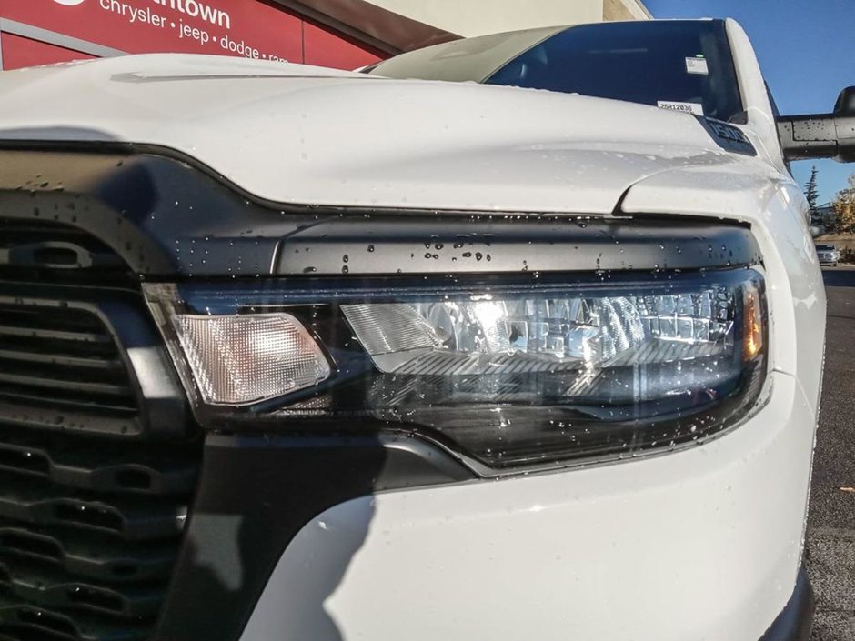 2025 Ram 1500 WARLOCK IN BRIGHT WHITE EQUIPPED WITH A 3.0L TWIN TURBO HURRICANE I6 , 4X4 , 8SPD AUTO , E-LOCKER REAR AXLE , BACKUP CAM , PERF-7