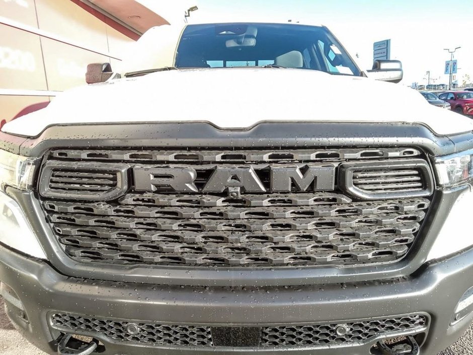 2025 Ram 1500 WARLOCK IN BRIGHT WHITE EQUIPPED WITH A 3.0L TWIN TURBO HURRICANE I6 , 4X4 , 8SPD AUTO , E-LOCKER REAR AXLE , BACKUP CAM , PERF-8