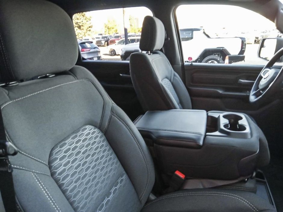 2025 Ram 1500 WARLOCK IN DIAMOND BLACK EQUIPPED WITH A 3.0L TWIN TURBO HURRICANE I6 , 4X4 , 8SPD AUTO , BACKUP CAM , PERF SHOCK ABSORBERS , 18-20