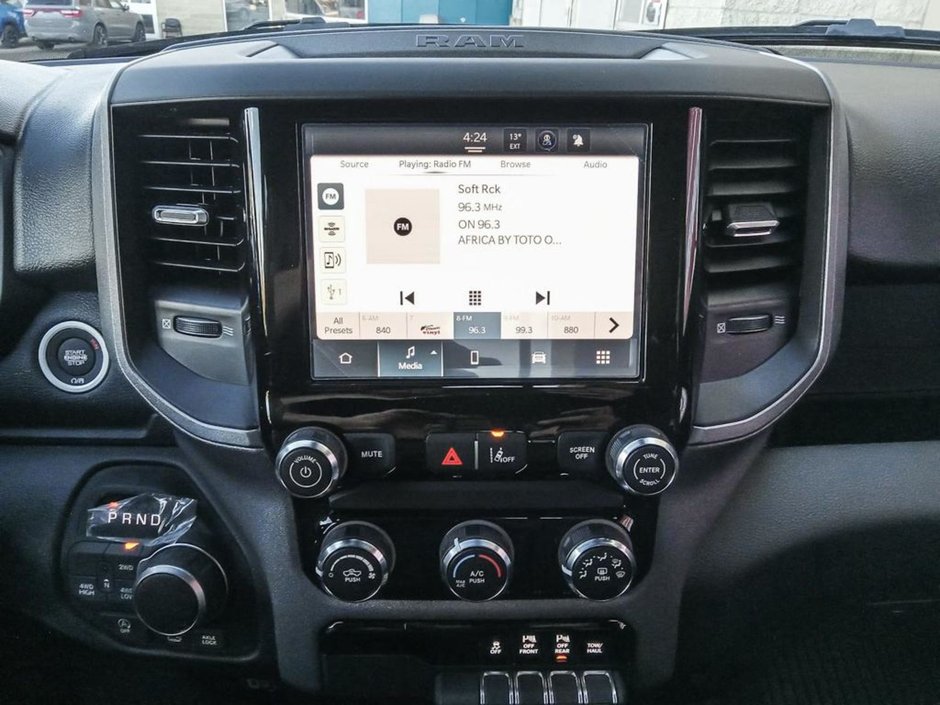 2025 Ram 1500 WARLOCK IN DIAMOND BLACK EQUIPPED WITH A 3.0L TWIN TURBO HURRICANE I6 , 4X4 , 8SPD AUTO , BACKUP CAM , PERF SHOCK ABSORBERS , 18-17