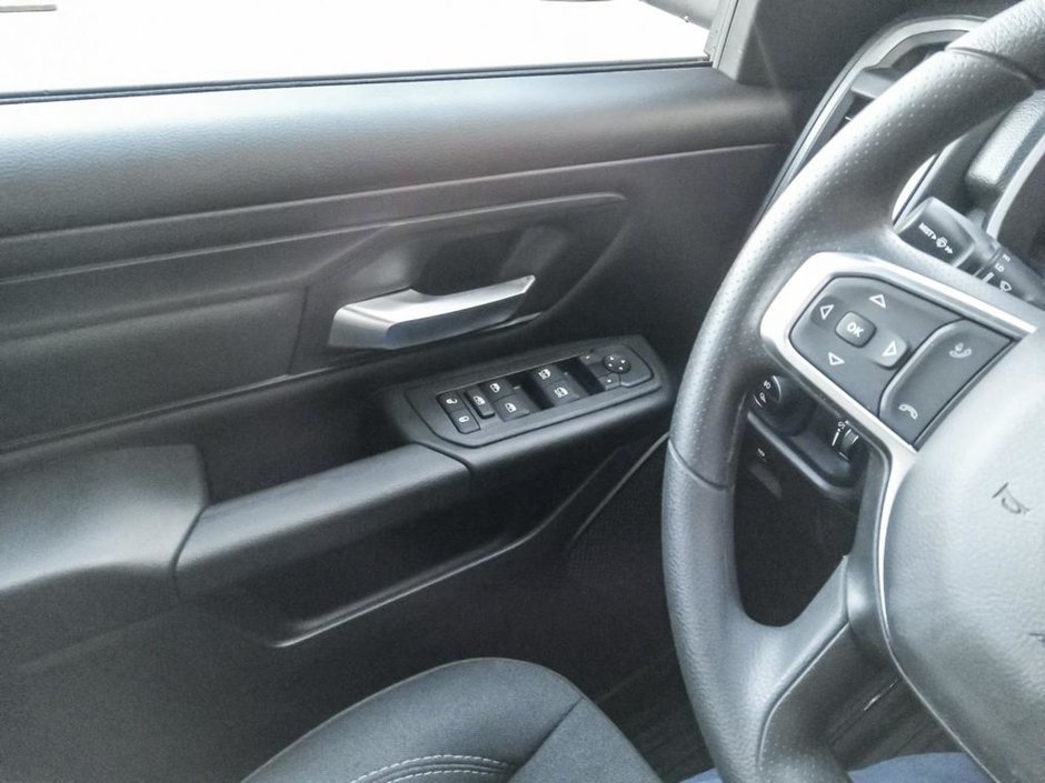 2025 Ram 1500 WARLOCK IN DIAMOND BLACK EQUIPPED WITH A 3.0L TWIN TURBO HURRICANE I6 , 4X4 , 8SPD AUTO , BACKUP CAM , PERF SHOCK ABSORBERS , 18-15