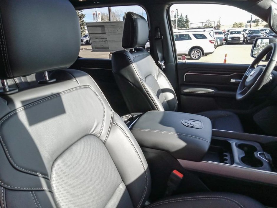 2025 Ram 1500 SPORT NIGHT EDITION IN DIAMOND BLACK EQUIPPED WITH A 3.0L TWIN TURBO I6 , 4X4 , 8SPD AUTO , PANORAMIC SUNROOF , SPORT LVL 1 , LE-20