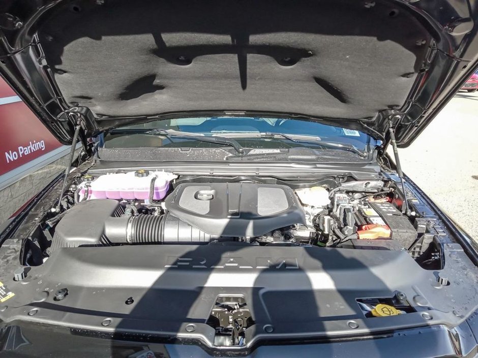 2025 Ram 1500 SPORT NIGHT EDITION IN DIAMOND BLACK EQUIPPED WITH A 3.0L TWIN TURBO I6 , 4X4 , 8SPD AUTO , PANORAMIC SUNROOF , SPORT LVL 1 , LE-9