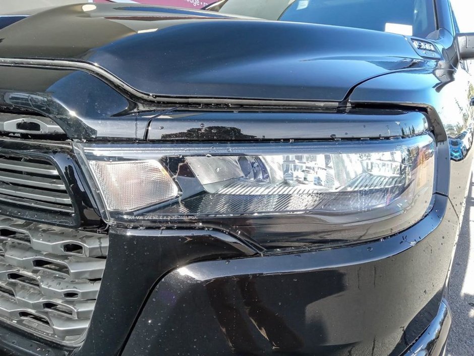 2025 Ram 1500 SPORT NIGHT EDITION IN DIAMOND BLACK EQUIPPED WITH A 3.0L TWIN TURBO I6 , 4X4 , 8SPD AUTO , PANORAMIC SUNROOF , SPORT LVL 1 , LE-7