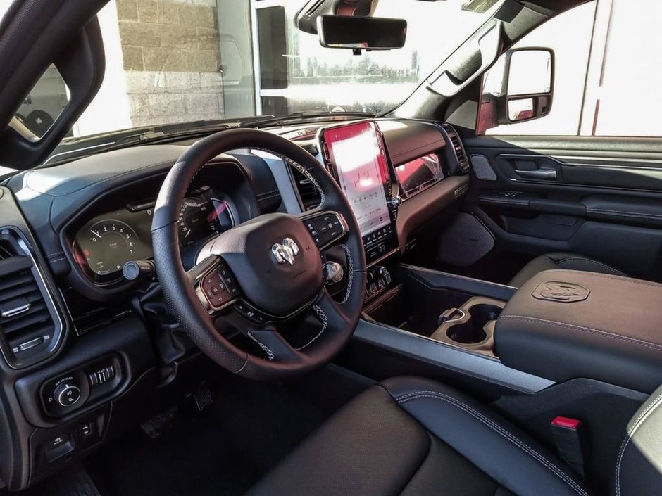 2025 Ram 1500 SPORT NIGHT EDITION IN BRIGHT WHITE EQUIPPED WITH A 3.0L TWIN TURBO I6 , 4X4 , 8SPD AUTO , TECH GROUP , TRAILER TOW GROUP , SPOR-11