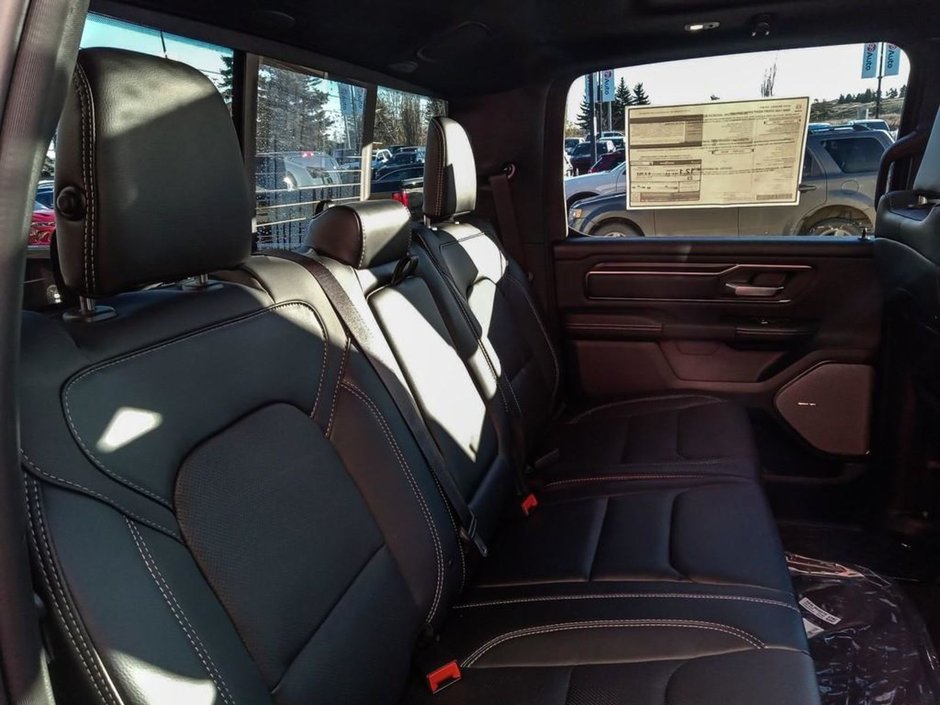 2025 Ram 1500 SPORT NIGHT EDITION IN BRIGHT WHITE EQUIPPED WITH A 3.0L TWIN TURBO I6 , 4X4 , 8SPD AUTO , TECH GROUP , TRAILER TOW GROUP , SPOR-21