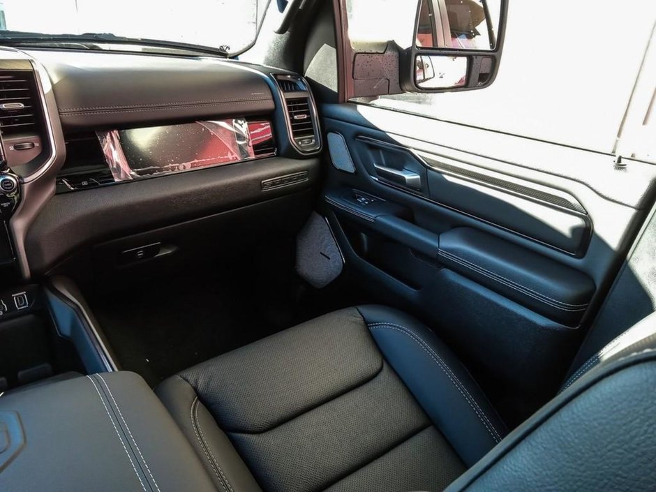 2025 Ram 1500 SPORT NIGHT EDITION IN BRIGHT WHITE EQUIPPED WITH A 3.0L TWIN TURBO I6 , 4X4 , 8SPD AUTO , TECH GROUP , TRAILER TOW GROUP , SPOR-23