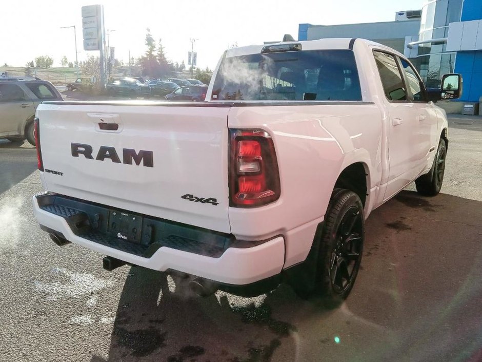 2025 Ram 1500 SPORT NIGHT EDITION IN BRIGHT WHITE EQUIPPED WITH A 3.0L TWIN TURBO I6 , 4X4 , 8SPD AUTO , TECH GROUP , TRAILER TOW GROUP , SPOR-26