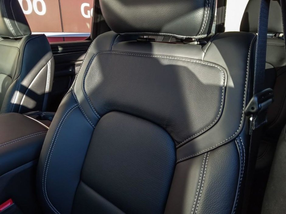 2025 Ram 1500 SPORT NIGHT EDITION IN BRIGHT WHITE EQUIPPED WITH A 3.0L TWIN TURBO I6 , 4X4 , 8SPD AUTO , TECH GROUP , TRAILER TOW GROUP , SPOR-18