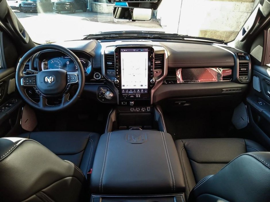 2025 Ram 1500 SPORT NIGHT EDITION IN BRIGHT WHITE EQUIPPED WITH A 3.0L TWIN TURBO I6 , 4X4 , 8SPD AUTO , TECH GROUP , TRAILER TOW GROUP , SPOR-22