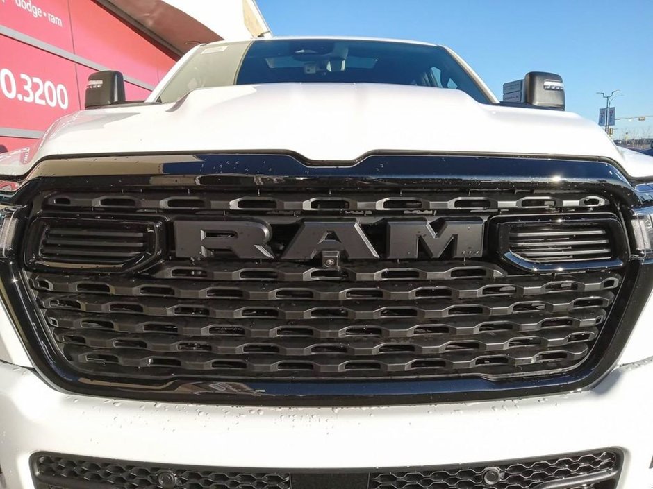 2025 Ram 1500 SPORT NIGHT EDITION IN BRIGHT WHITE EQUIPPED WITH A 3.0L TWIN TURBO I6 , 4X4 , 8SPD AUTO , TECH GROUP , TRAILER TOW GROUP , SPOR-8