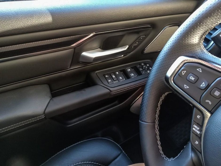 2025 Ram 1500 SPORT NIGHT EDITION IN BRIGHT WHITE EQUIPPED WITH A 3.0L TWIN TURBO I6 , 4X4 , 8SPD AUTO , TECH GROUP , TRAILER TOW GROUP , SPOR-15