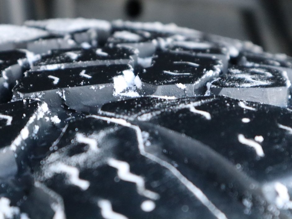 2017 Ram 2500 LIMITED MEGA CAB IN RED PEARL EQUIPPED WITH A 6.7L CUMMINS TURBO DIESEL I6 , 4X4 , 6SPD AUTO , REAR AUTO LVL AIR SUSPENSION , SU-5