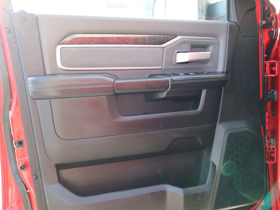 2019 Ram 2500 CREW CAB IN FLAME RED EQUIPPED WITH A 6.4L HEMI V8 , 4X4 , 8SPD AUTO , PROTECTION GROUP , 18INCH RIMS , 6SPEAKER AUDIO , AC-16