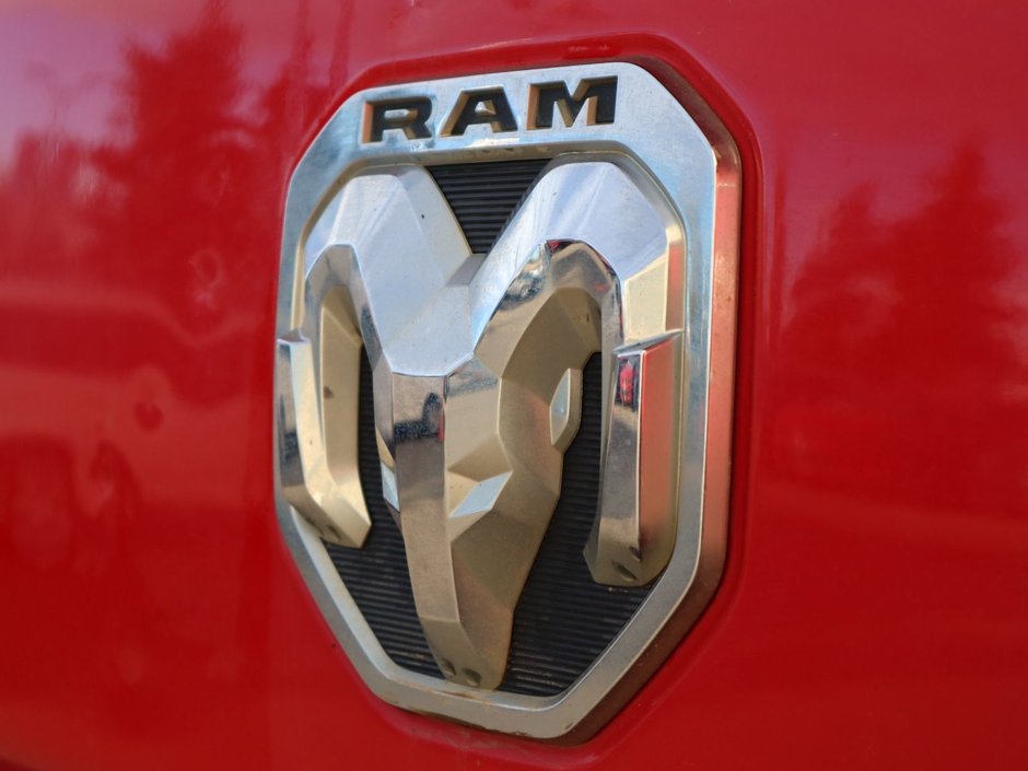 2019 Ram 2500 CREW CAB IN FLAME RED EQUIPPED WITH A 6.4L HEMI V8 , 4X4 , 8SPD AUTO , PROTECTION GROUP , 18INCH RIMS , 6SPEAKER AUDIO , AC-13