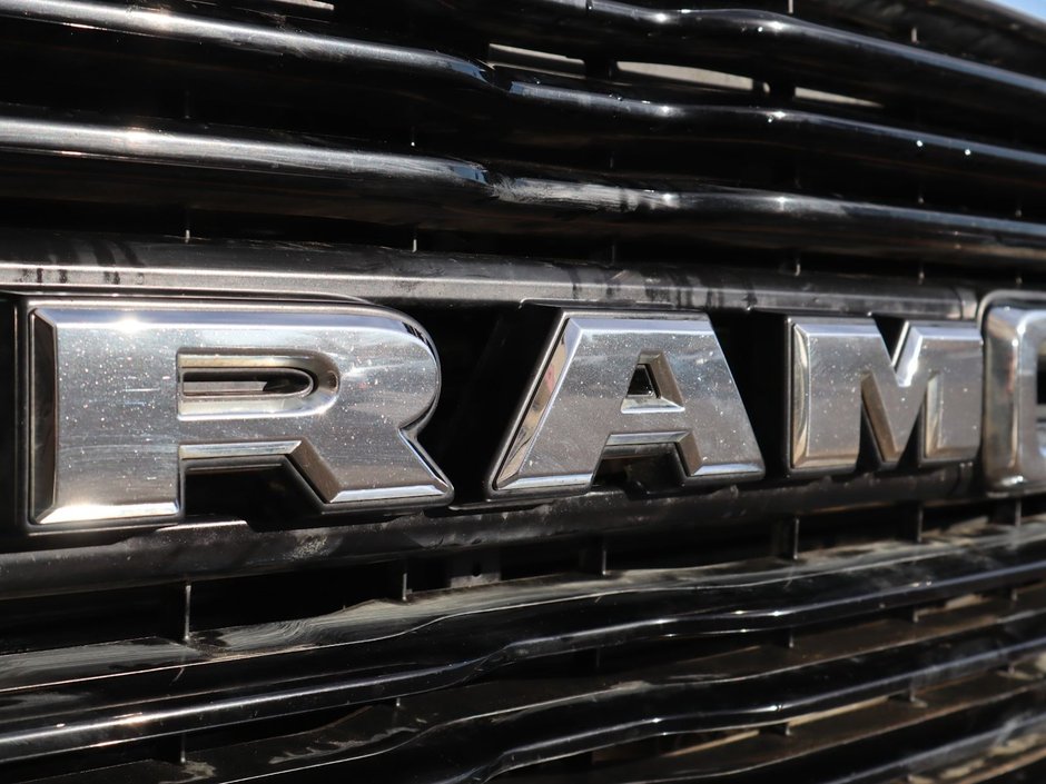 2019 Ram 2500 CREW CAB IN FLAME RED EQUIPPED WITH A 6.4L HEMI V8 , 4X4 , 8SPD AUTO , PROTECTION GROUP , 18INCH RIMS , 6SPEAKER AUDIO , AC-2