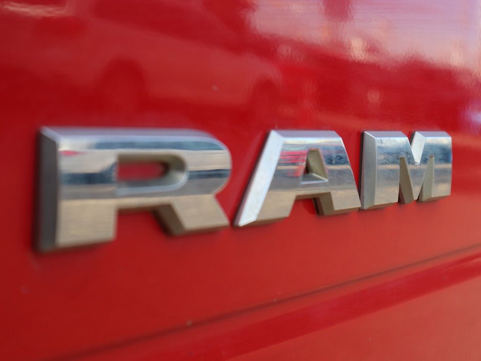 2019 Ram 2500 CREW CAB IN FLAME RED EQUIPPED WITH A 6.4L HEMI V8 , 4X4 , 8SPD AUTO , PROTECTION GROUP , 18INCH RIMS , 6SPEAKER AUDIO , AC-12