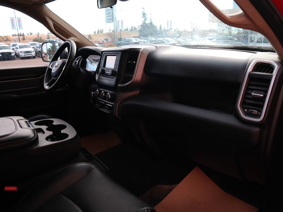 2019 Ram 2500 CREW CAB IN FLAME RED EQUIPPED WITH A 6.4L HEMI V8 , 4X4 , 8SPD AUTO , PROTECTION GROUP , 18INCH RIMS , 6SPEAKER AUDIO , AC-20