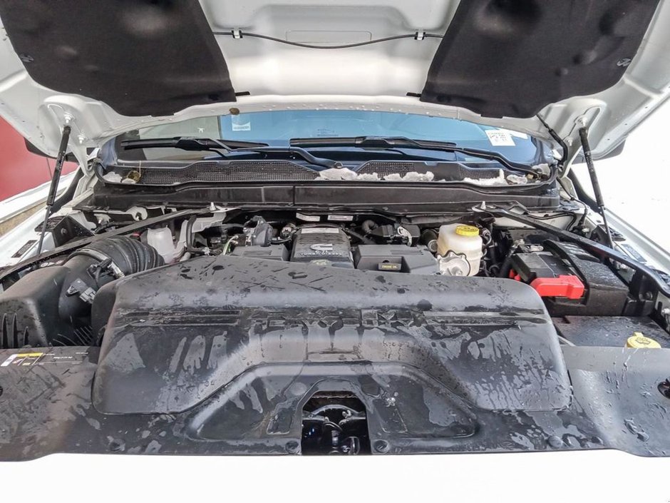 2024 Ram 2500 LIMITED NIGHT EDITION IN BRIGHT WHITE EQUIPPED WITH A 6.7L CUMMINS TURBO DIESEL , 4X4 , 6SPD AUTO , LIMITED LVL 1 , TONNEAU , SU-9