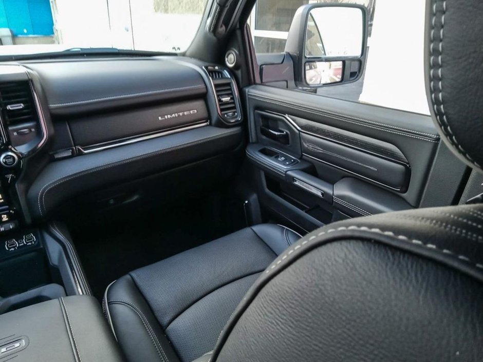 2024 Ram 2500 LIMITED NIGHT EDITION IN BRIGHT WHITE EQUIPPED WITH A 6.7L CUMMINS TURBO DIESEL , 4X4 , 6SPD AUTO , LIMITED LVL 1 , TONNEAU , SU-23