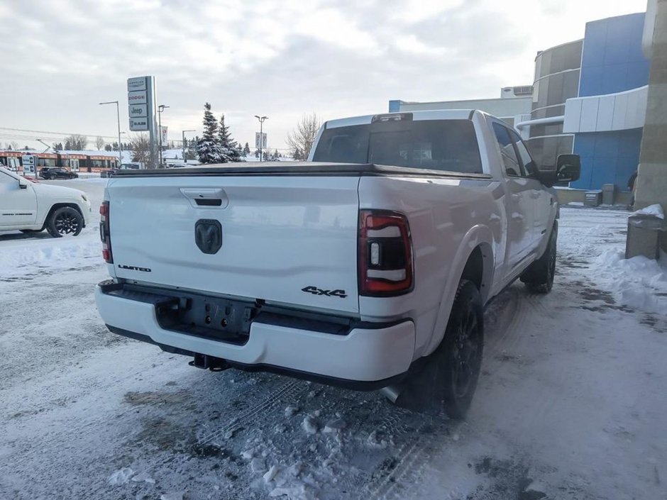 2024 Ram 2500 LIMITED NIGHT EDITION IN BRIGHT WHITE EQUIPPED WITH A 6.7L CUMMINS TURBO DIESEL , 4X4 , 6SPD AUTO , LIMITED LVL 1 , TONNEAU , SU-26