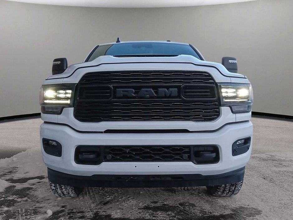 2024 Ram 2500 LIMITED NIGHT EDITION IN BRIGHT WHITE EQUIPPED WITH A 6.7L CUMMINS TURBO DIESEL , 4X4 , 6SPD AUTO , LIMITED LVL 1 , TONNEAU , SU-1