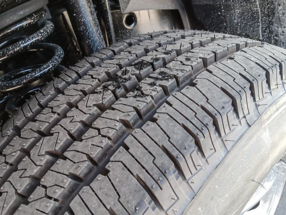 2024 Ram 2500 BIG HORN IN BRIGHT WHITE EQUIPPED WITH A 6.4L HEMI V8 , 4X4 , 8SPD AUTO , PROTECTION GROUP , PUSH START , HD SHOCKS , CLASS V HI-6