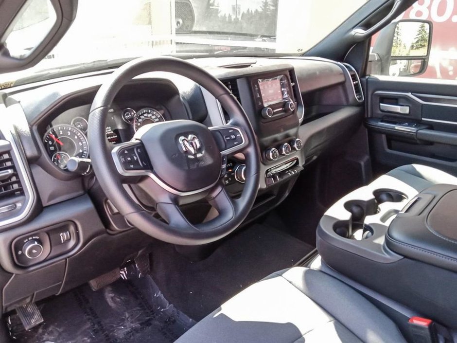 2024 Ram 2500 BIG HORN IN BRIGHT WHITE EQUIPPED WITH A 6.4L HEMI V8 , 4X4 , 8SPD AUTO , PROTECTION GROUP , PUSH START , HD SHOCKS , CLASS V HI-11